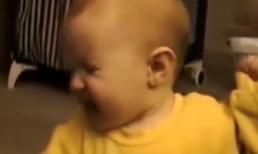 Bố cố tình đưa đôi tất bốc mùi cho con ngửi, phản ứng sau đó của đứa bé khiến phụ huynh 'cười ra nước mắt'