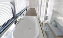 Khi đến thăm nhà mới của một đồng nghiệp, lần đầu tiên nhìn thấy bồn tắm được 'treo' bên cửa sổ, thiết kế này quá độc đáo!