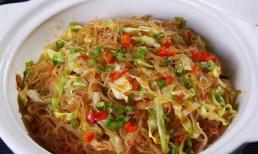 Bắp cải xào bún, không nên xào trực tiếp, với bước này, bắp cải giòn và bún rất ngon!