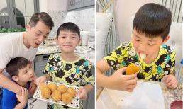 Vợ chồng Đăng Khôi dạy hai con trai làm viên khoai tây chiên xù bọc phô mai 