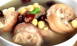 Khi làm món chân giò hầm, không chỉ chần mà phải thêm bước này trước khi hầm thì chân giò mới mềm và ngon