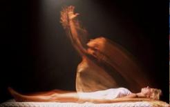 Con người không sợ hãi khi nhìn thấy xác của tất cả các loại động vật, tại sao họ lại sợ hãi khi nhìn thấy xác của đồng loại?