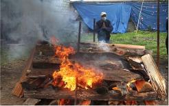 Một bà già Ấn Độ bị nhiễm Covid-19, gia đình tưởng bà đã chết, nhưng bà đột ngột tỉnh dậy trước khi hỏa táng và khóc