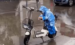 Cậu bé dùng thân mình để bảo vệ chỗ ngồi của mẹ khỏi ướt mưa: Chi tiết nhỏ chứa đựng tình yêu thương bao la của con trẻ