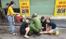 Hà Nội: Khống chế kẻ nghi ngáo đá chặn ô tô trấn tiền tài xế