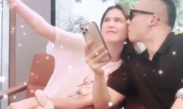 Vũ Khắc Tiệp thản nhiên hôn má Ngọc Trinh, phản ứng bất ngờ sau đó của người đẹp mới đáng bàn