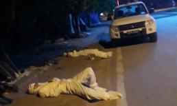 Hình ảnh những nhân viên y tế chống dịch mũ áo kín mít, tranh thủ từng phút nằm nghỉ bên vệ đường gây xúc động mạnh