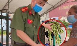 Bó đậu đũa tặng chiến sĩ ở chốt kiểm dịch cùng lời tâm sự của bà cụ khiến dân tình không kìm được nước mắt 