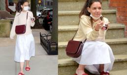 Chia tay tình trẻ, Katie Holmes xuống sắc không phanh, thẫn thờ ngồi bên lề đường với vẻ cô đơn