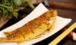 Khi chiên cá, bạn dùng 'dầu lạnh' hay 'dầu nóng'? Nhiều người làm sai, chả trách lúc nào cá cũng dính vào chảo