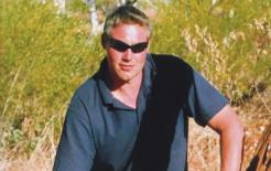 Người đàn ông Úc sống sót trong sa mạc trong mười tuần, uống nước tiểu của chính mình, ăn bọ và ếch cho đến khi được cứu