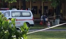 Rớt nước mắt khoảnh khắc cháu bé 2 tuổi mắc Covid-19 được bố đưa ra xe cấp cứu để đi điều trị