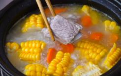 Nhớ là không chần sườn trực tiếp, làm thêm 2 bước này, sườn sẽ không bị tanh, thịt mềm và thơm