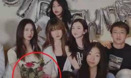 Con gái hở hàm ếch của Vương Phi bị nghi ngờ đã có bạn trai khi được tặng hoa hồng trong sinh nhật tuổi 15