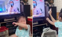 Khoảnh khắc bé gái òa khóc nức nở khi thấy mẹ ở tâm dịch Bắc Giang trên tivi gây xúc động mạnh