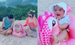 Con gái cưng nhà Mạc Văn Khoa cười tươi tắn khi đi biển cùng bố mẹ