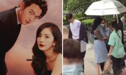 Dương Mịch được trợ lý vây quanh chăm sóc hết mực còn Hứa Khải đứng trơ trọi một mình 