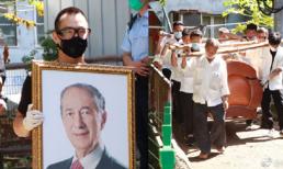 Một năm sau khi qua đời ông trùm sòng bạc mới được chôn cất, Hà Du Quân xuất hiện với vẻ đau buồn mà không có Hề Mộng Dao bên cạnh 