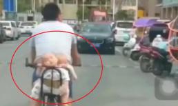 Hình ảnh ông bố chở cặp song sinh đang ngủ gật trên ghế sau, khiến ai nhìn cũng lo lắng!