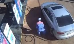 Vào mua xăng, tài xế hạ kính thả tiền xuống đất khiến nam nhân viên ngỡ ngàng