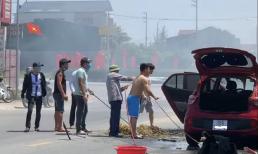 Rơm phơi bị cuốn vào gầm, xe ô tô phát hỏa dưới trời nắng nóng