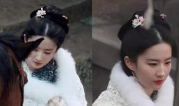 Lưu Diệc Phi đẹp hút hồn ở hậu trường phim mới, khán giả cảm thán như nhìn thấy Cô Long 15 năm trước