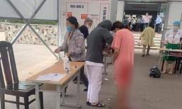 Hà Nội: Sản phụ 21 tuổi chuyển dạ sinh con ngay tại chốt khai báo y tế của bệnh viện