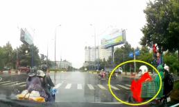 Hành động ấm lòng trong lúc chờ đèn đỏ của của nam shipper khiến dân tình thả 'bão tim'