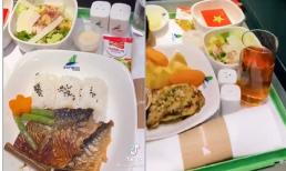 Nữ tiếp viên hàng không hé lộ suất ăn đặc biệt của ĐT Việt Nam trên chuyến bay sang Dubai