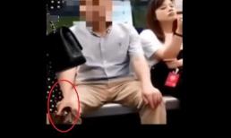 Ông chú trên tàu điện ngầm quay lén dưới váy cô gái từ nhiều góc độ khác nhau, rồi vô tư thưởng thức đoạn phim sau khi quay xong