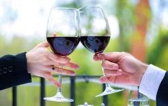 Tại sao khi uống rượu, bia mọi người lại thích cụng ly?