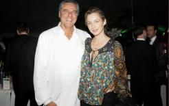 Nữ người mẫu 50 tuổi đem lòng yêu anh rể trong thời gian bị dịch, nay chị gái sinh đôi cũng muốn lấy em rể