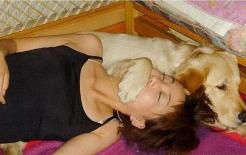 Người phụ nữ ôm chó ngủ và nửa đêm thấy không khỏe, sau khi đi khám khuôn mặt cô liền 'biến sắc', hoảng sợ