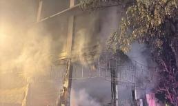 Cháy phòng trà kèm tiếng nổ lớn lúc nửa đêm, 4 người lớn và 2 trẻ em tử vong