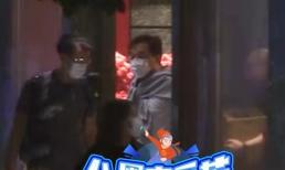 Thành Long bị bắt gặp tập tễnh đi ăn lẩu với bạn bè, dân mạng nghi vết thương cũ tái phát