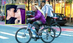 'Nữ hoàng nhạc pop' Madonna quấn quýt bên người tình kém 36 tuổi