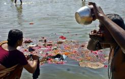 Tại sao người Ấn Độ dám uống nước sông Hằng có xác chết trôi nổi, phải chăng họ đã tiến hóa?