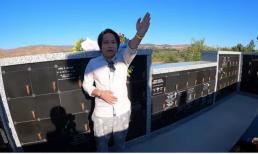 Đến viếng mộ nghệ sĩ Chí Tài ở Mỹ, Khoa Pug bị chỉ trích vì dùng từ không phù hợp