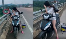 Mặc người qua đường nhắc nhở, 2 chân dài thản nhiên đổ hết rác xuống sông gây bức xúc