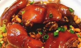 Bạn muốn 'tan chảy' trong miệng với món chân giò lợn om đậu nành. Học ngay ba bước sau và ăn một miếng đầy đủ collagen