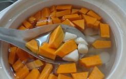 Bí đỏ nấu với 'nó', ăn 2 lần / tuần, qua đêm sẽ thải được phân đen và có mùi hôi, chứng hôi miệng và táo bón cũng biến mất