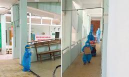 Khoảnh khắc bé trai 5 tuổi phụ mẹ bê đồ rời khu cách ly đến bệnh viện điều trị Covid-19 khiến nhiều người nhói lòng