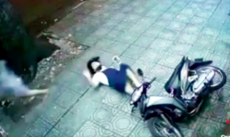 Chị gái 'tung cước' hạ gục tên trộm xe máy nhanh như phim hành động