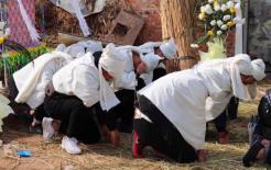 Tại sao người ta đốt quần áo của họ sau khi chết? Nguyên nhân do phong tục của tổ tiên là gì?