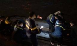 Hà Nội: Thanh niên chèo thuyền bị gió cuốn ra giữa hồ Tây trong cơn mưa giông lớn