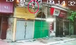 Bé gái đu bám lơ lửng trên ban công, may mắn được người đi đường chụp trúng trước khi rơi xuống đất