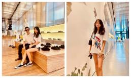 Con gái Trương Ngọc Ánh diện đồ đơn giản đi dạo cùng bố nhưng chi tiết đôi chân lại chiếm spotlight