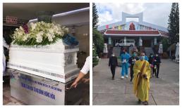 Gia Bảo ôm di ảnh Đức Long, mẹ ruột nam diễn viên phải có người dìu vì quá đau lòng