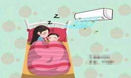 Dù mùa hè thời tiết nóng nực đến mấy cũng không được cho trẻ nằm ngủ với điều hòa theo kiểu này, trẻ sẽ dễ bị cảm lạnh, ốm vặt