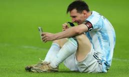 Khoảnh khắc Messi ngồi giữa sân video call khoe vợ chiến tích lịch sử khiến MXH thế giới 'bùng nổ'